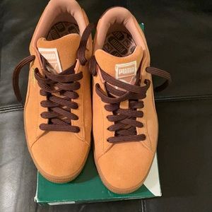 Tan and brown pumas sz 6.5 boys= 8.5 women’s